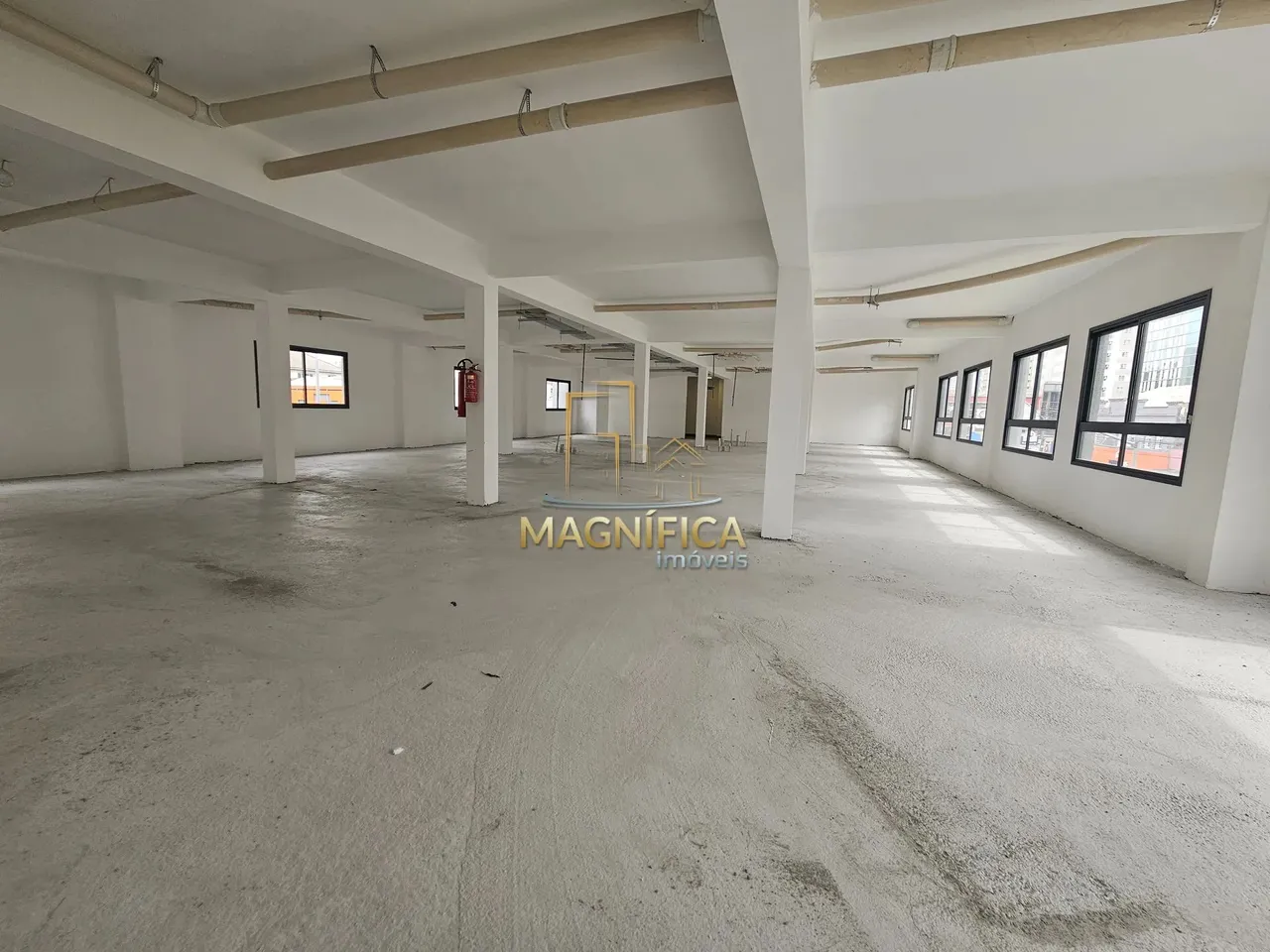 Sala Comercial - Centro Que tal montar sua empresa em um magnífico imóvel localizado bem n