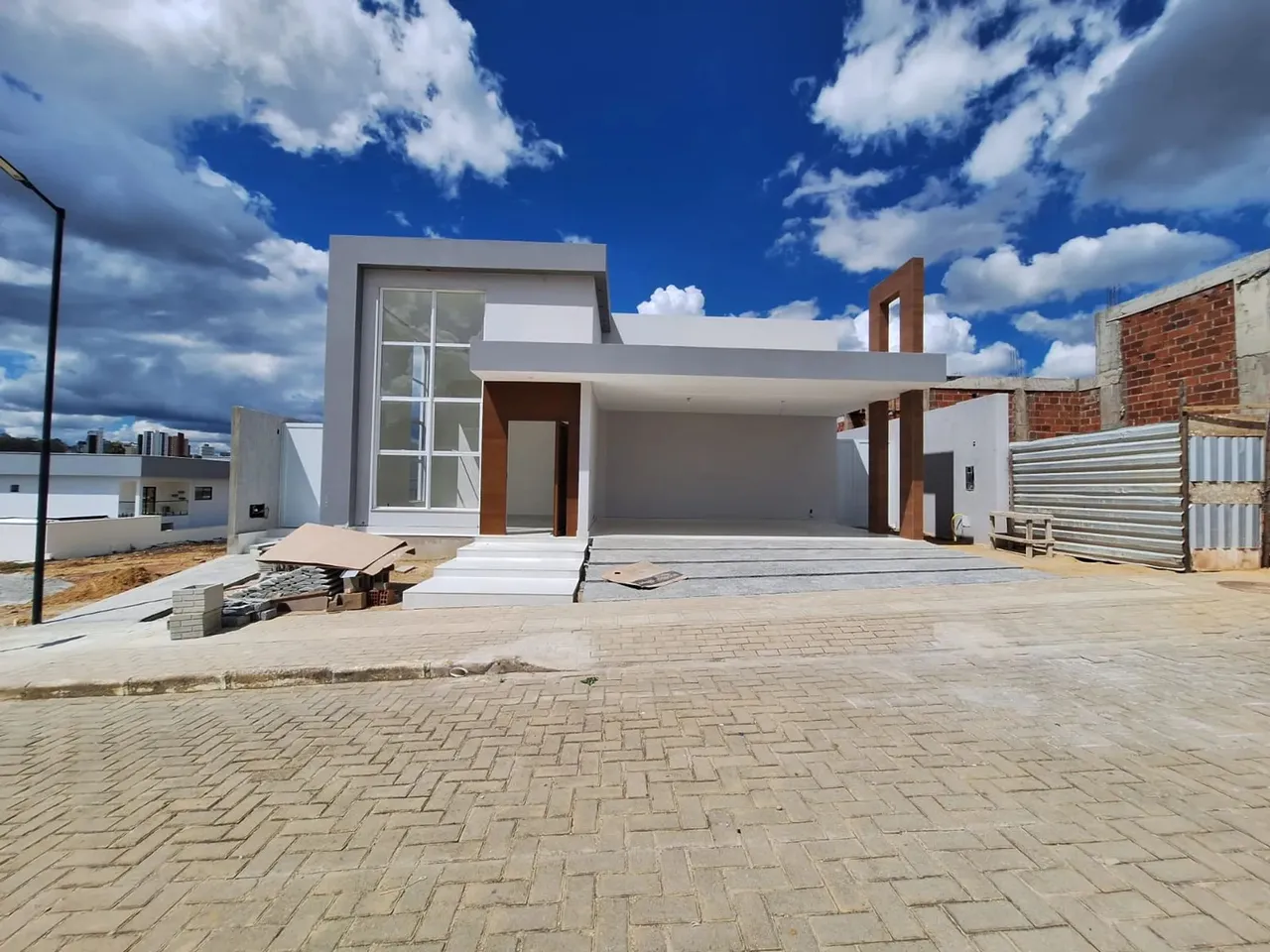 Casa para locação no Condomínio Caminho das Árvores, no bairro Recreio.