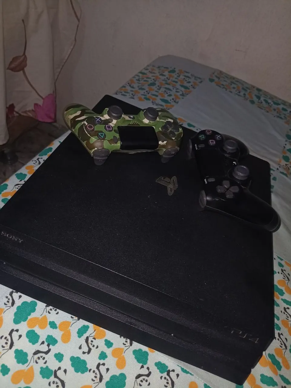 Playstation 4 Pro com 2 Controles