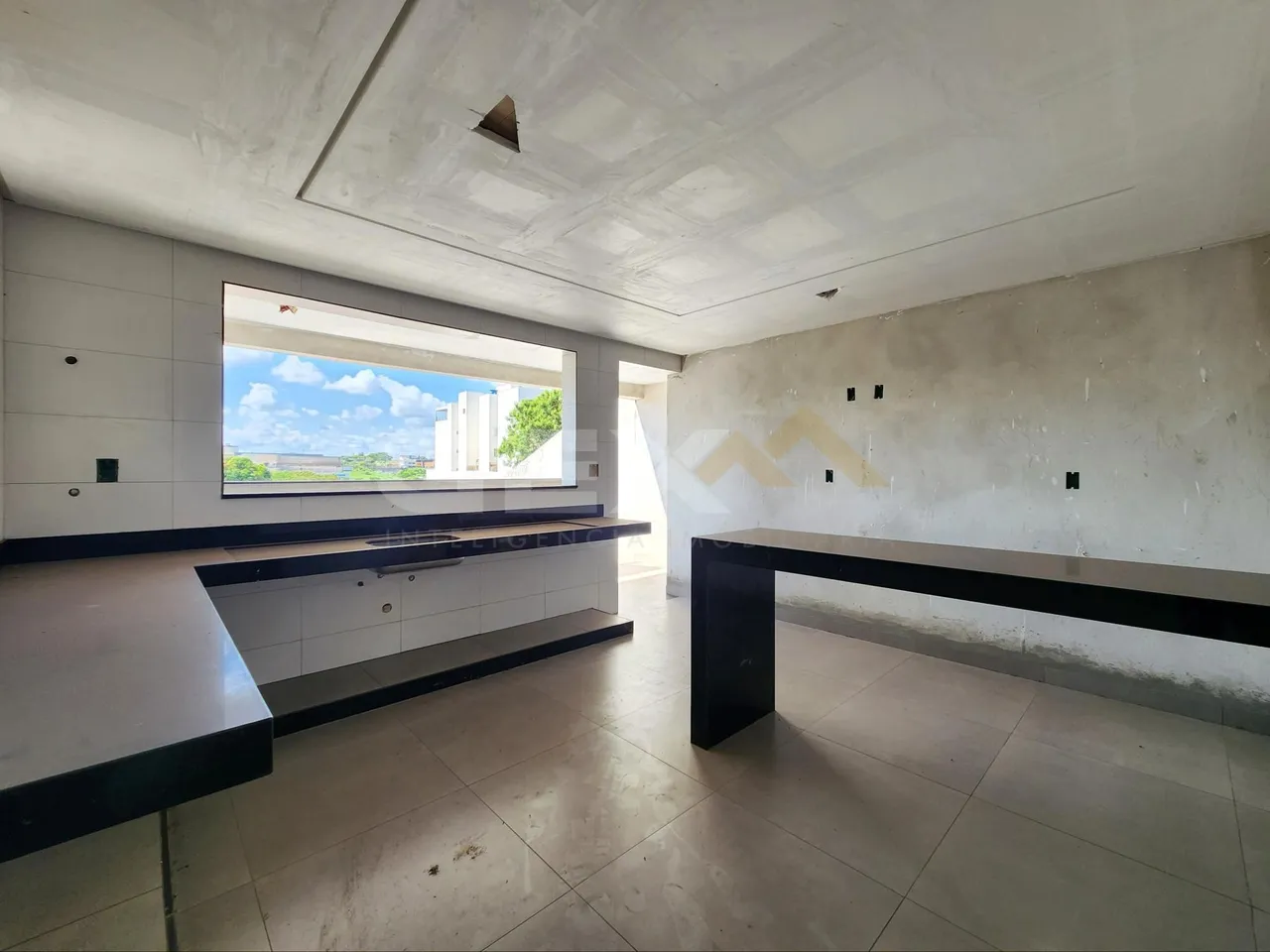 Casa à venda de 2 pavimentos no bairro São Roque, 3 quartos, 1 suíte e 3 vagas.