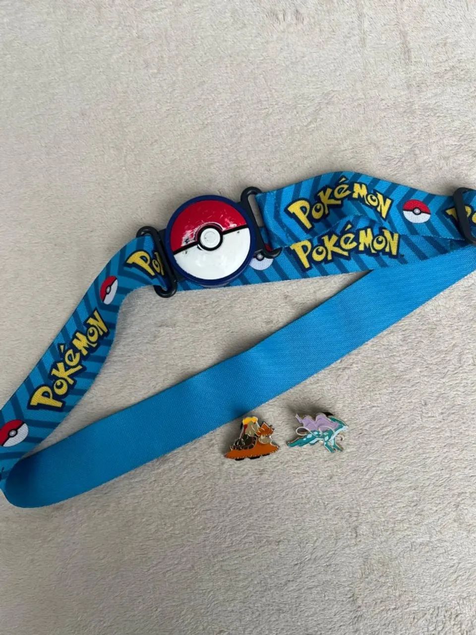 Cinto Pokémon 2 Broches Oficiais Suicune E Mega Camerupt - Foto 2