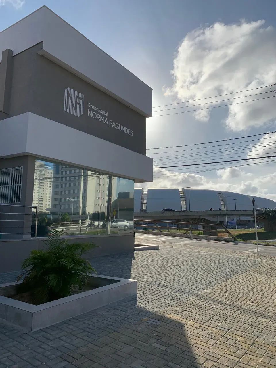 50 m2 divididos em 3 salas em andar inteiro, além de dois banheiros.