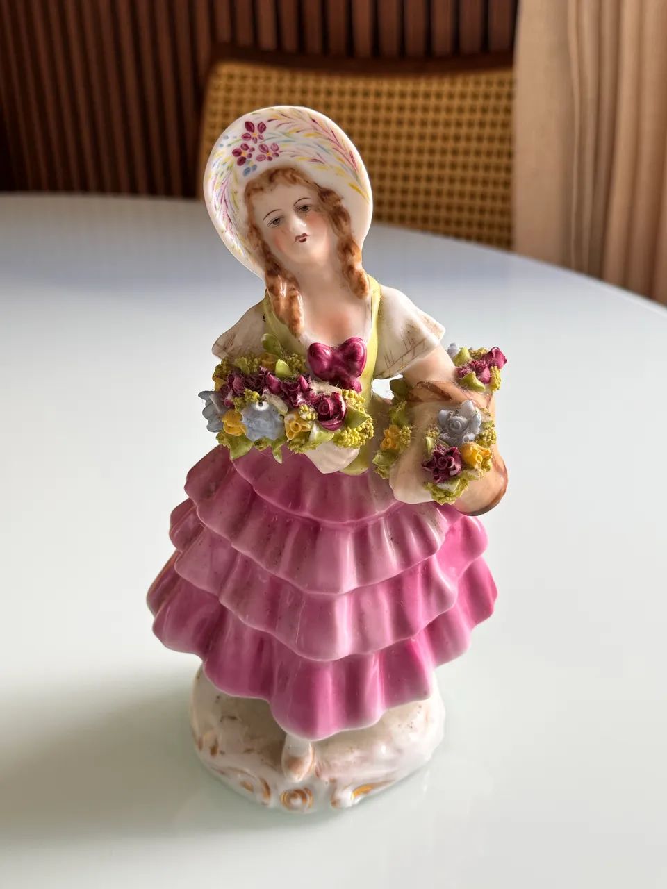 Figura em porcelana - Dama com chapéu e cesta de flores