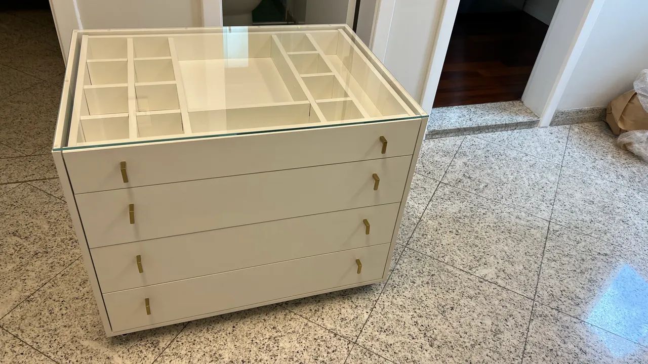 Cômoda 5 gavetas tampo de vidro e rodinhas  - Foto 2