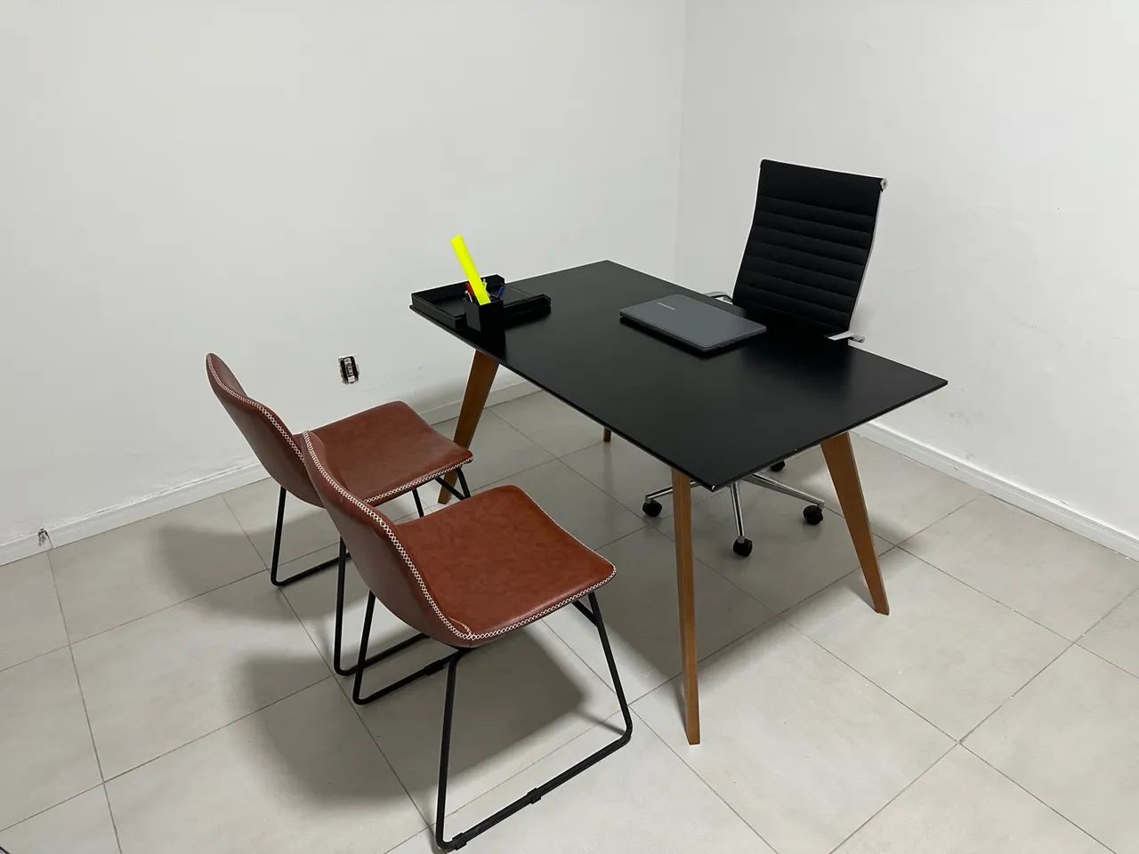 Mesa de escritório design moderno e muito conservada