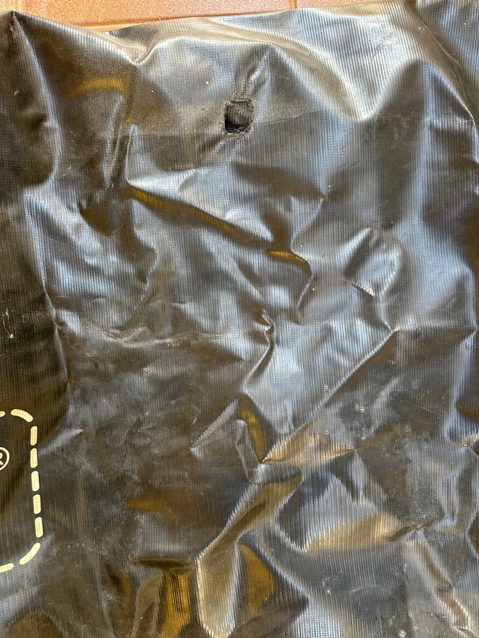 Lona preta resistente com furo - Ideal para proteção