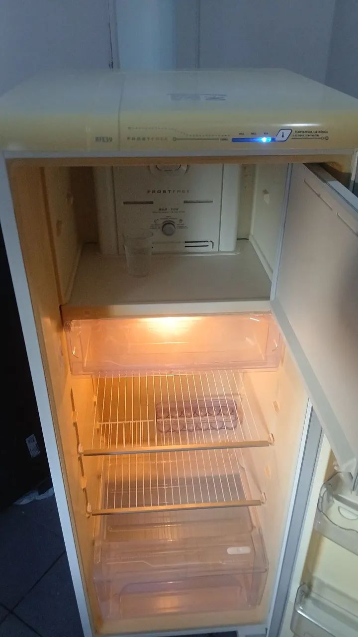 Geladeira electrolux RFE39 322 bem conservada  - Foto 5