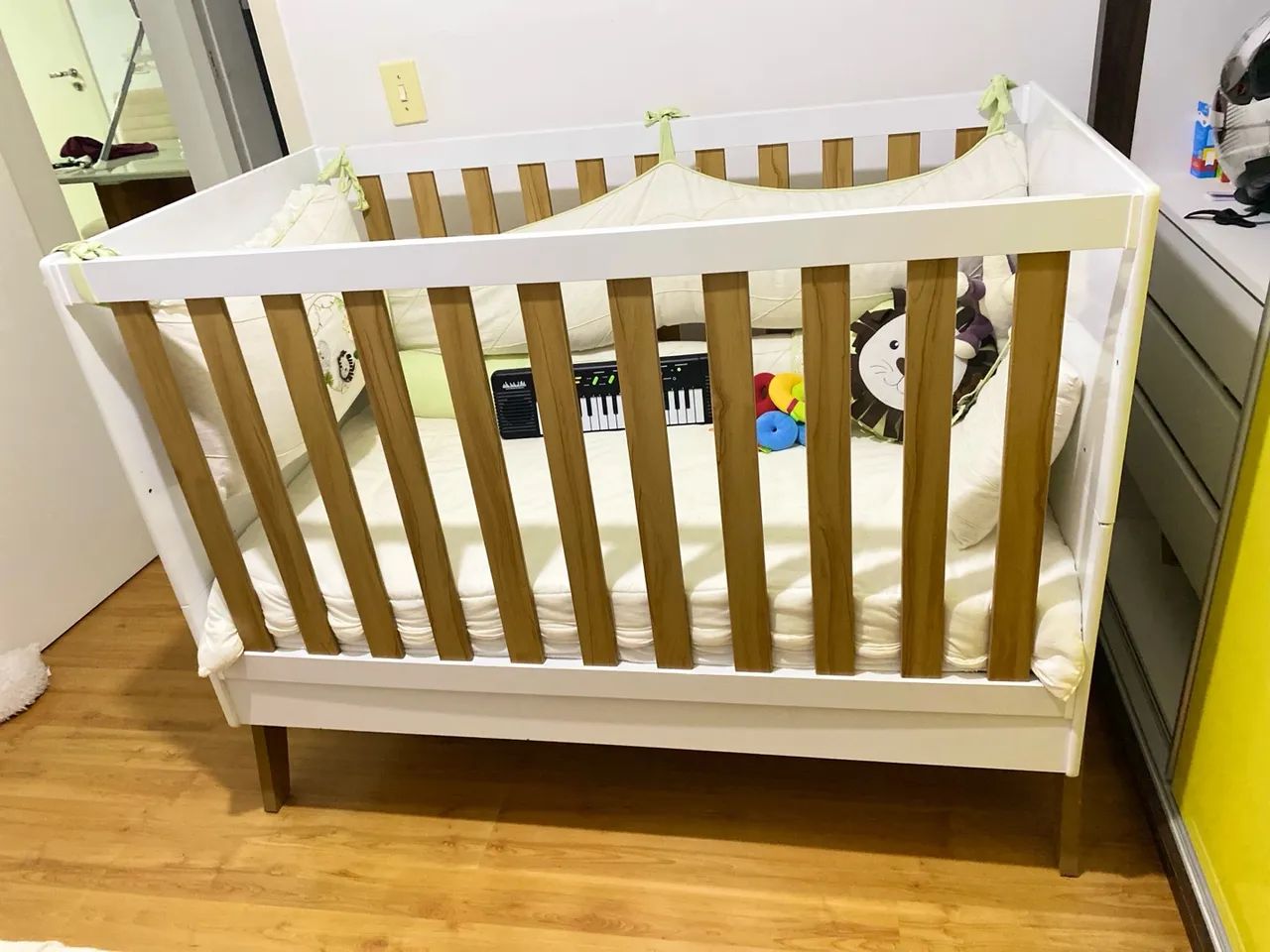 Berço bege / branco unissex. Acompanha mosquiteiro e colchão.