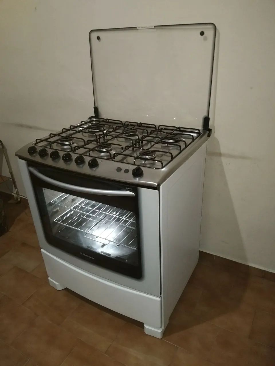 Fogão de 6 bocas da Electrolux automático revisado e limpo funcionando tudo bivolt  - Foto 6