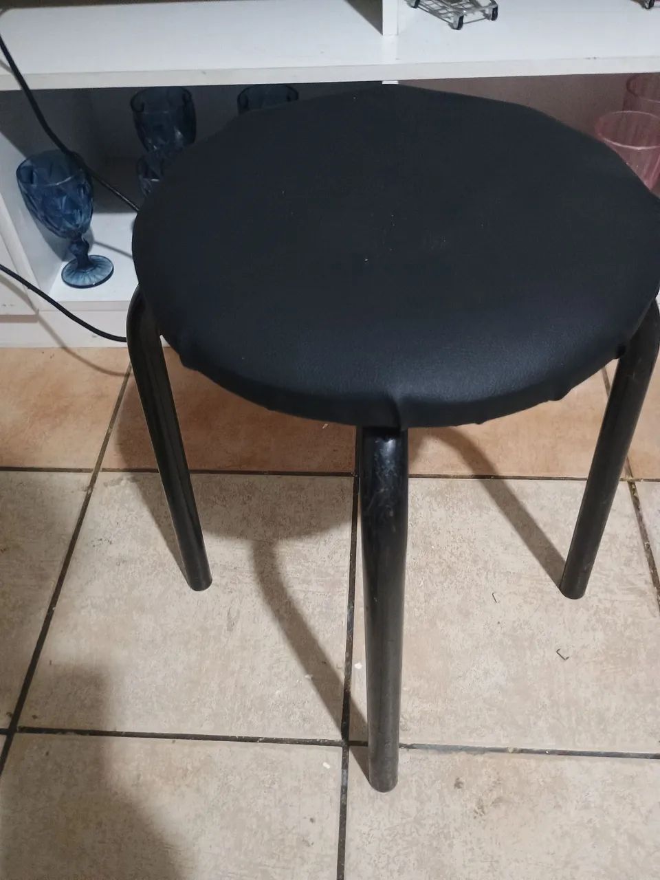 banqueta redonda de metal com assento estofado em couro sintético preto.  - Foto 2