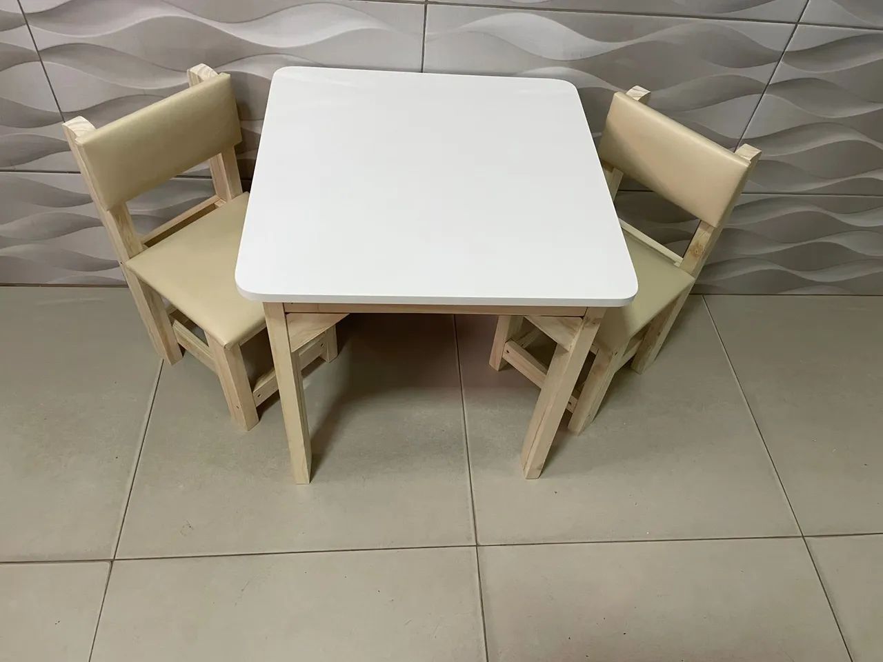 Mesa baú, com cadeiras estofadas beges 