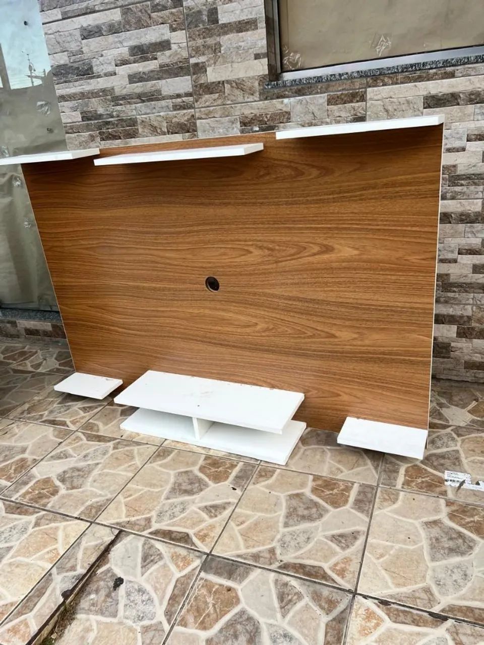 Painel para TV com prateleiras amadeirado 