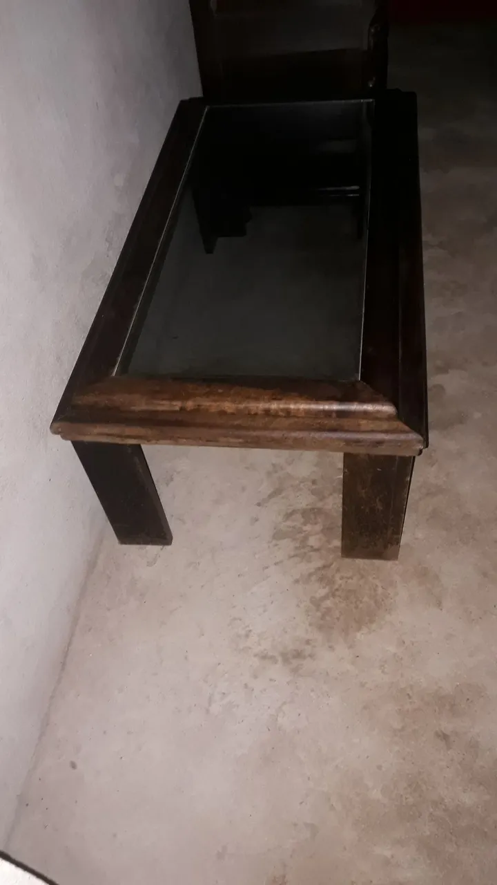 Mesa de centro em madeira com tampo de vidro