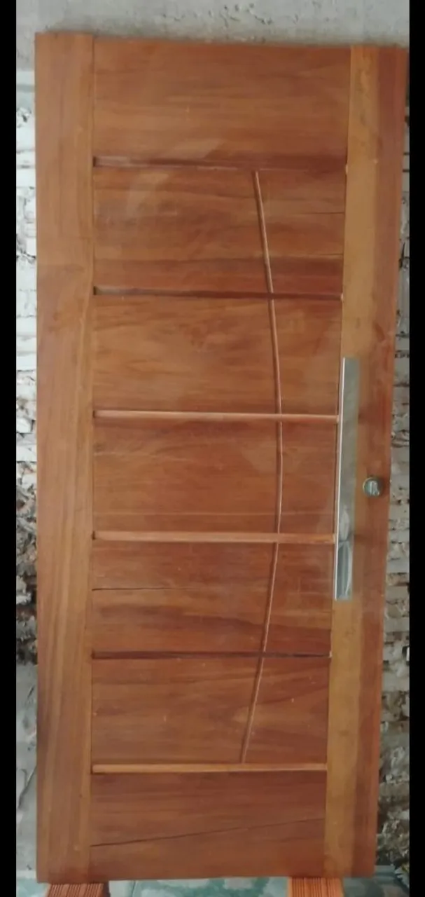 Porta de madeira maciça para área externa