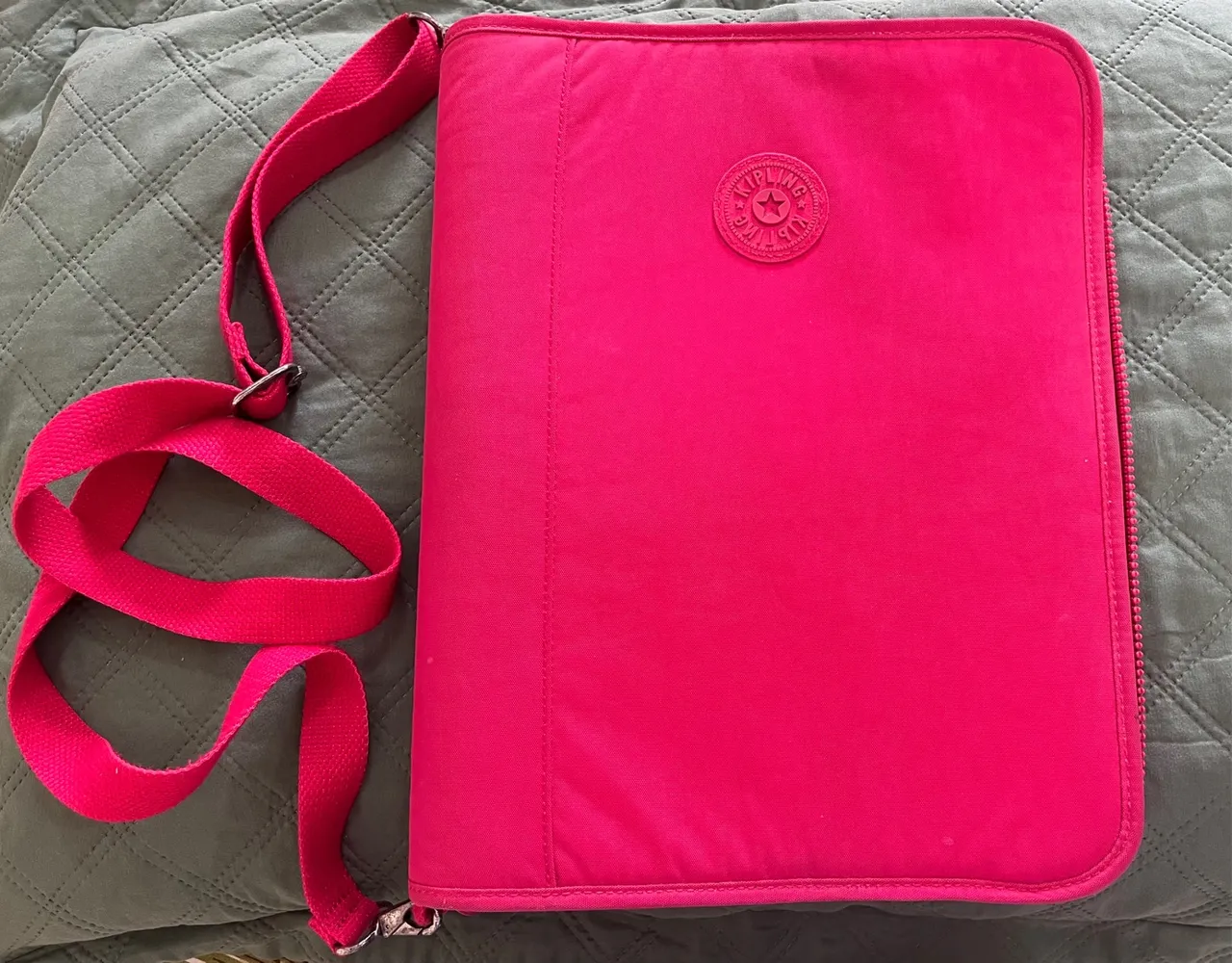 Fichário e estojo Kipling e bolsas da Guess