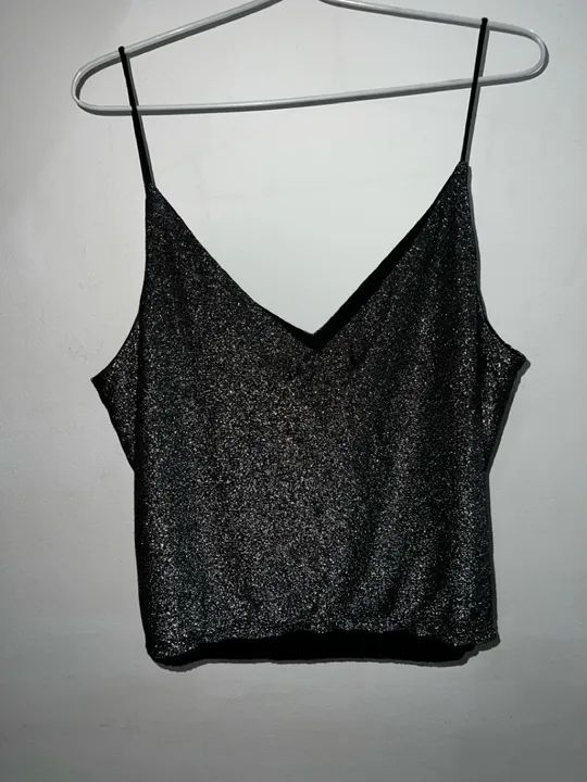 Camiseta de alça preta com brilho