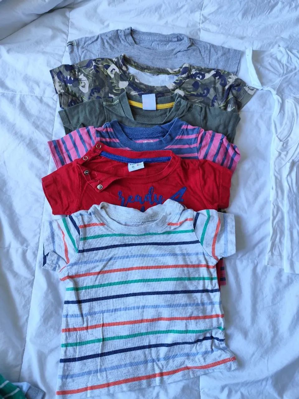 Vendo 9 peças de camisetas de bebê 