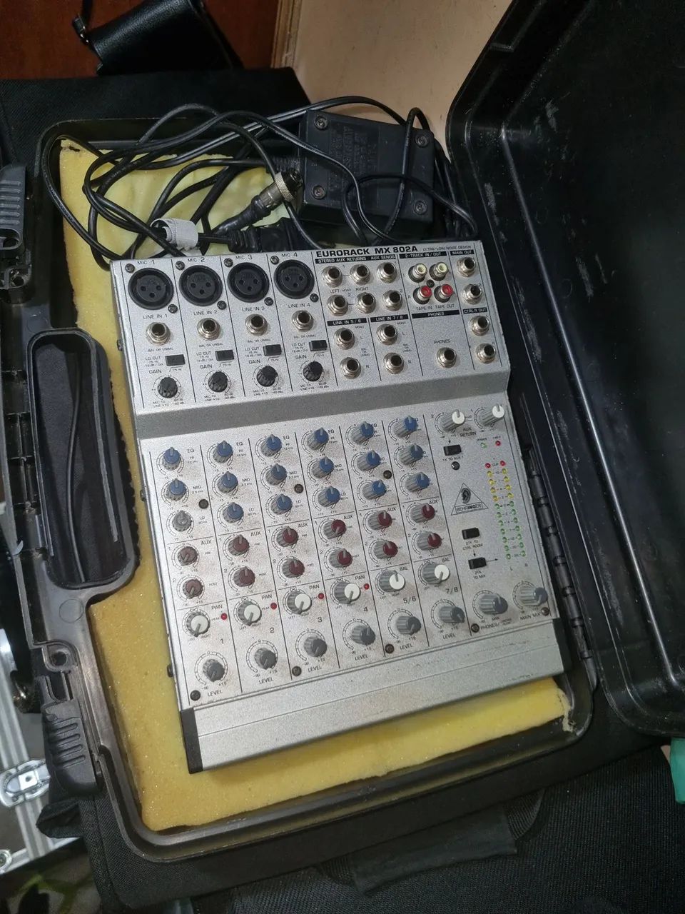 Mesa de Som Behringer Eurorack MX802A