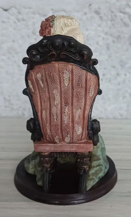 Dama na Cadeira - Peça em resina  - Foto 4