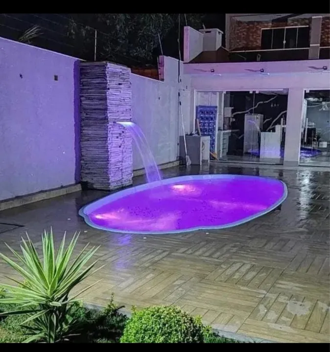 Piscina com iluminação LED