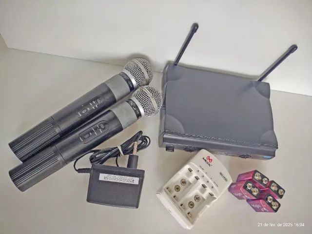 Microfone sem fio Lelong LE-906 com detalhes + 4 Baterias recarregáveis Elgin 9v + Carrega