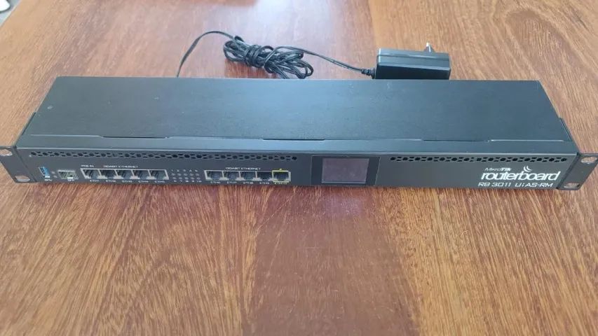 Roteador MikroTik RB3011UiAS-RM - Excelente Estado