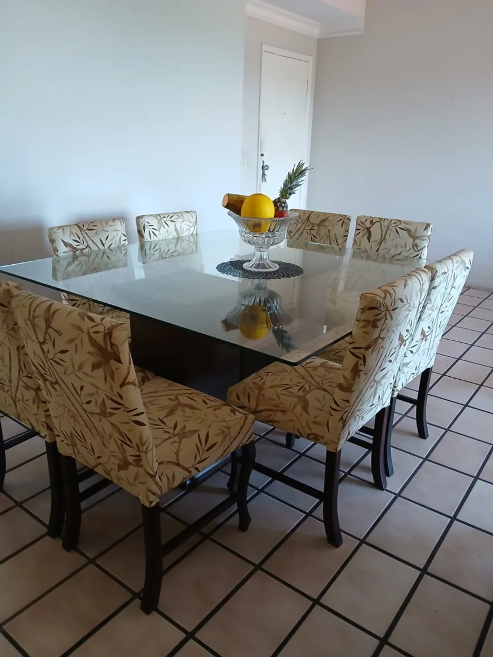 Mesa de Jantar com tampo de vidro e 8 cadeiras