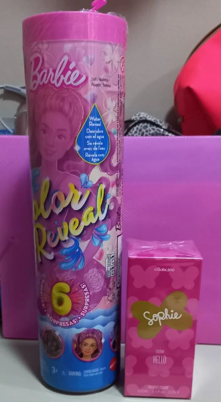Barbie Color Reveal com 6 Surpresas mais colônia Sophie Boticário 