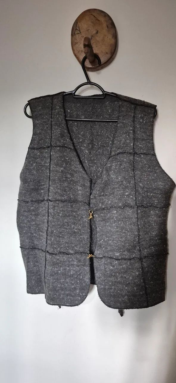Colete de lã cinza com design único