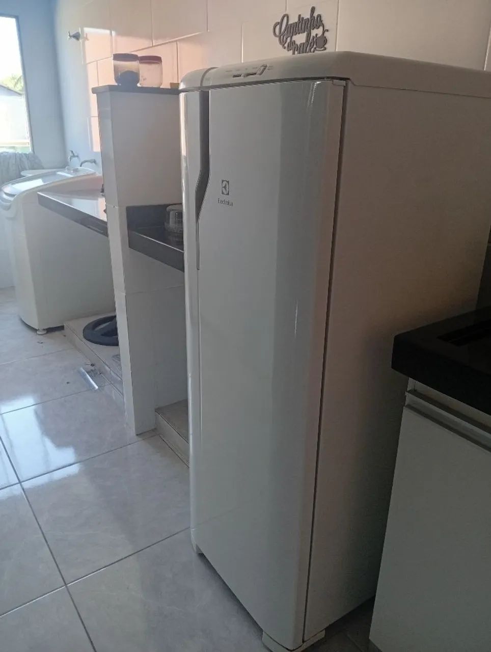 Geladeira eletrolux semi nova - Foto 3