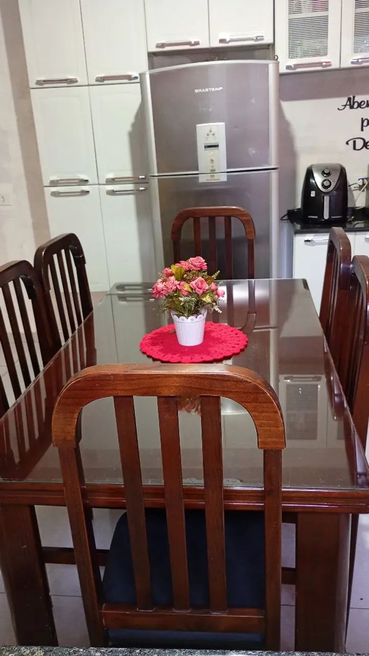Vende-se essa mesa com 6 cadeiras.