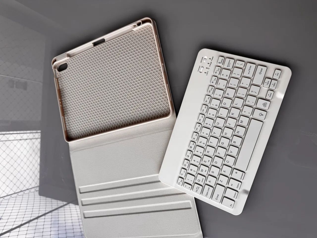 Capa para ipad/tablet com teclado  - Foto 4