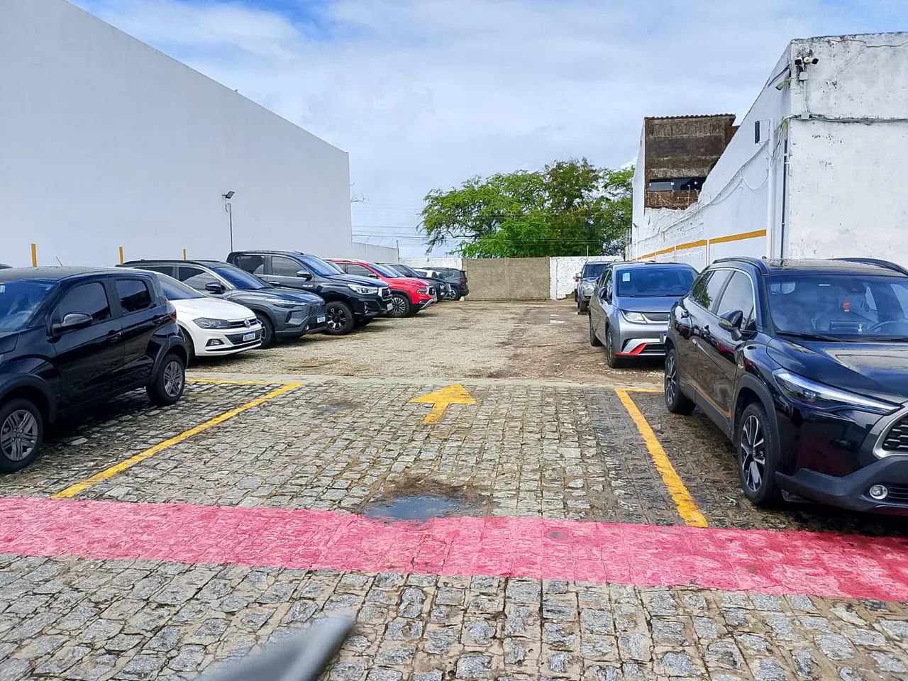 VENDO: ESTACIONAMENTO E UM RESTAURANTE - Foto 3