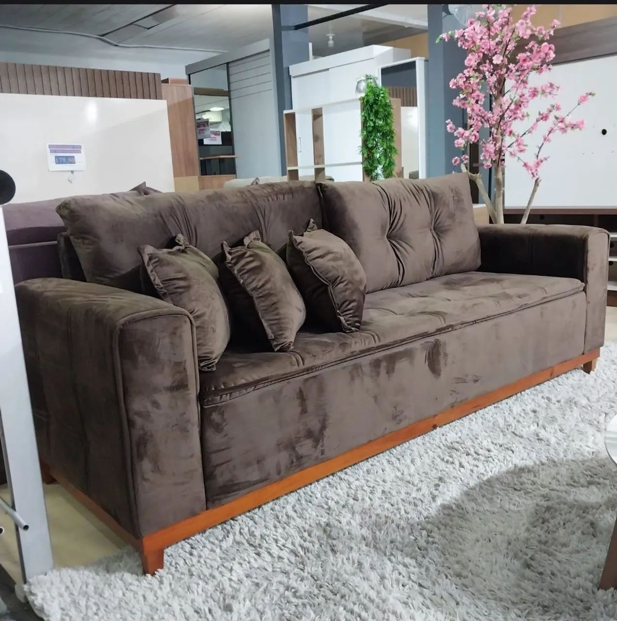 SOFA FIXO P/4 LUGARES C/PÉS DE MADEIRA