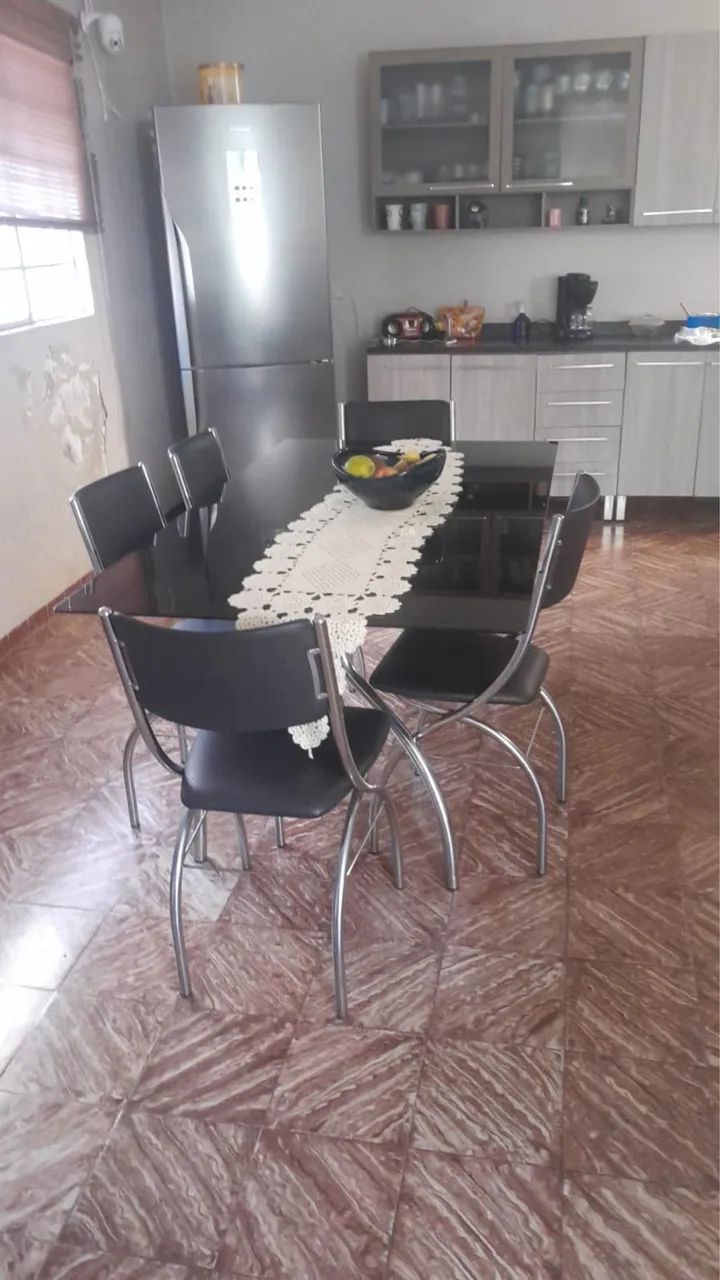 Vendo mesa de vidro preto com 6 cadeiras 