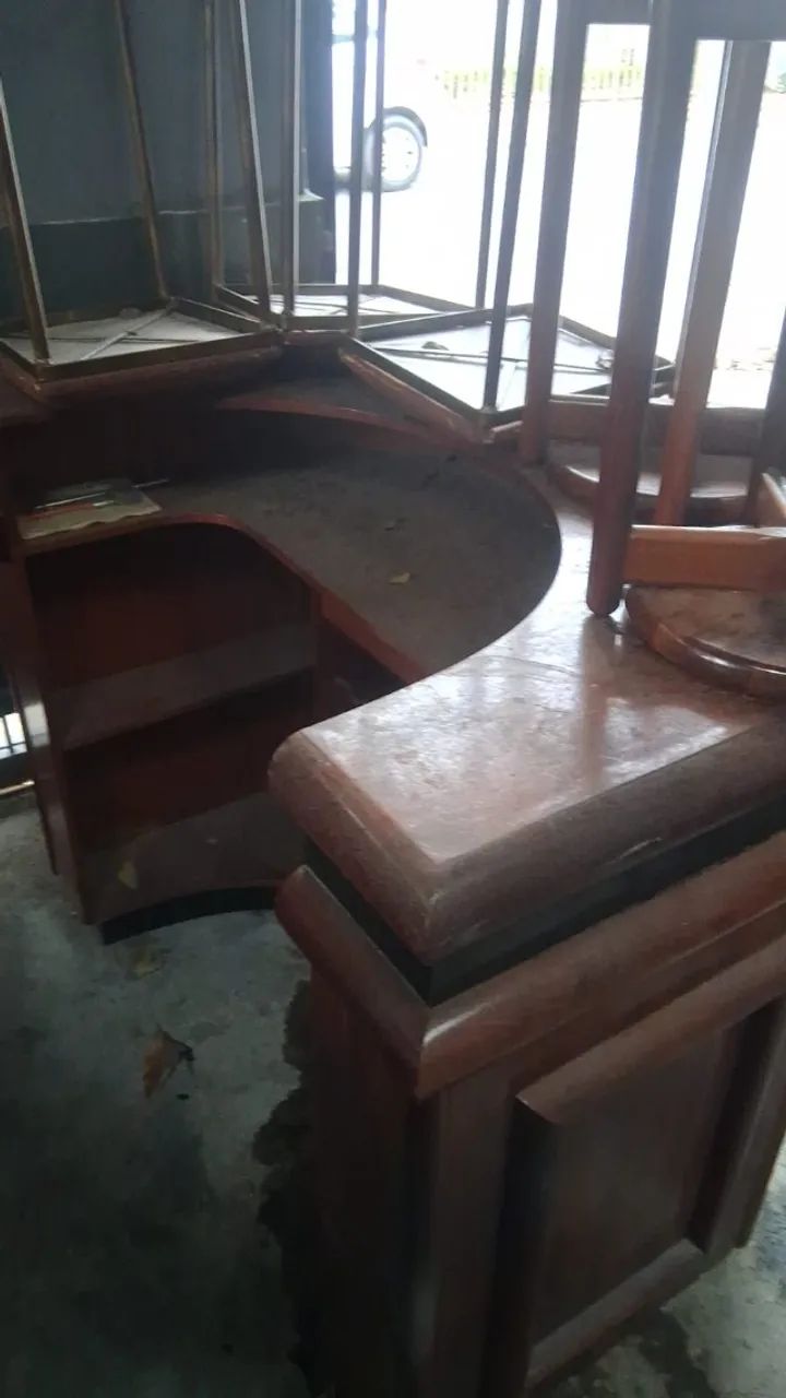 Balcão bar residencial em U com 2 bancos e 2 cadeiras