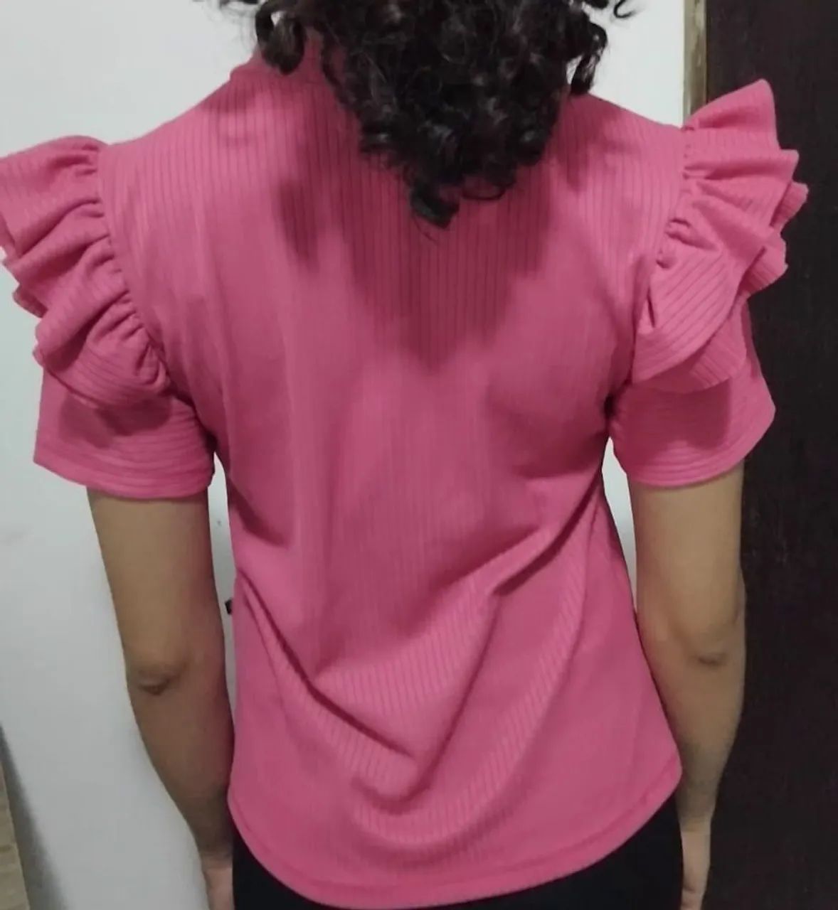 2 Blusas  com babados rosa e marrom  - Foto 3