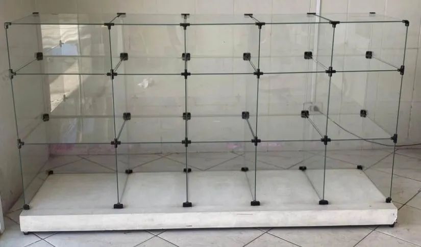 Vitrine + prateleiras 