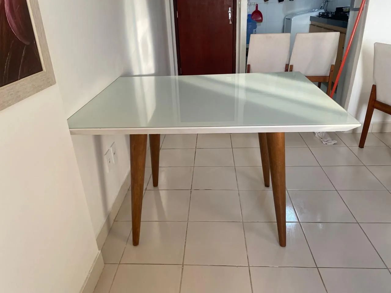 Mesa branca com tampo de vidro - Foto 3