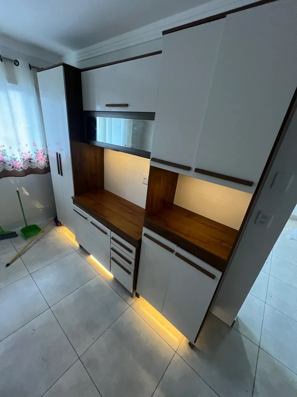 Título da OLX  Armário de Cozinha Grande 2,25x2,25 com LED e Vidro Semi Novo - Foto 3