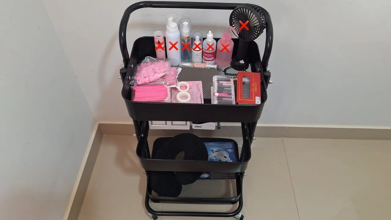 Carrinho com itens para fazer cílios