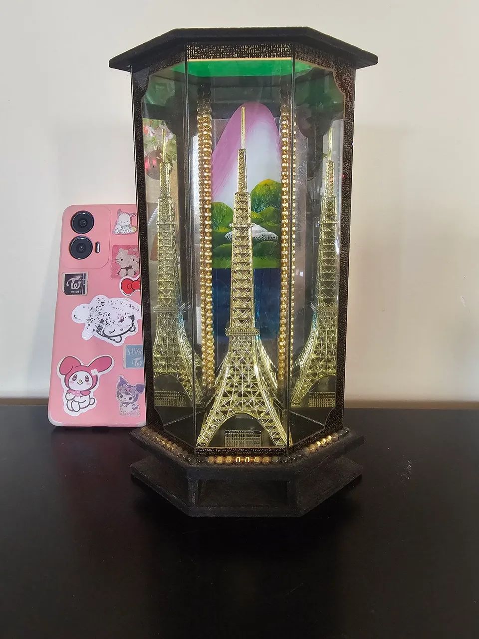 Miniatura dourada da Tokyo Tower