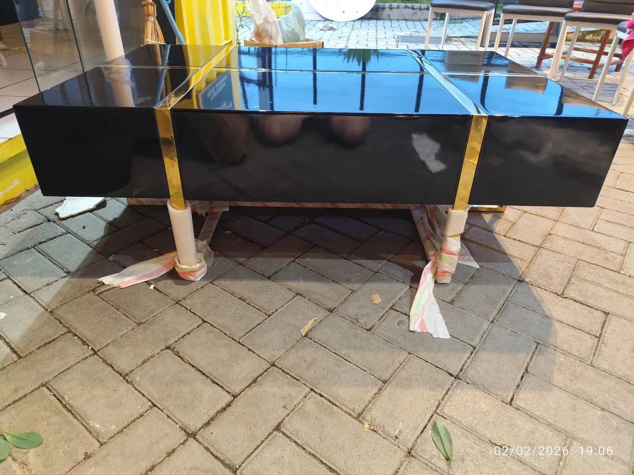 Mesa de centro preta laqueada com gaveta e pés de metal  - Foto 3