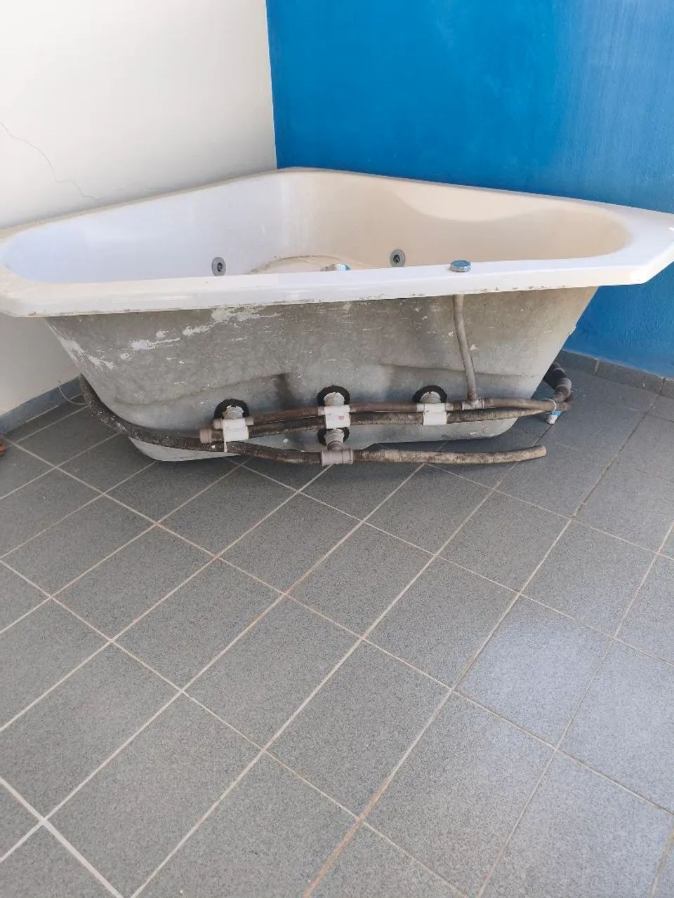 Banheira triangular para banheiro, vai com a bomba nova sem uso. - Foto 4