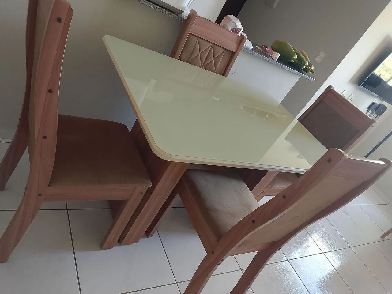 Vende-se mesa com 4 cadeiras  - Foto 2