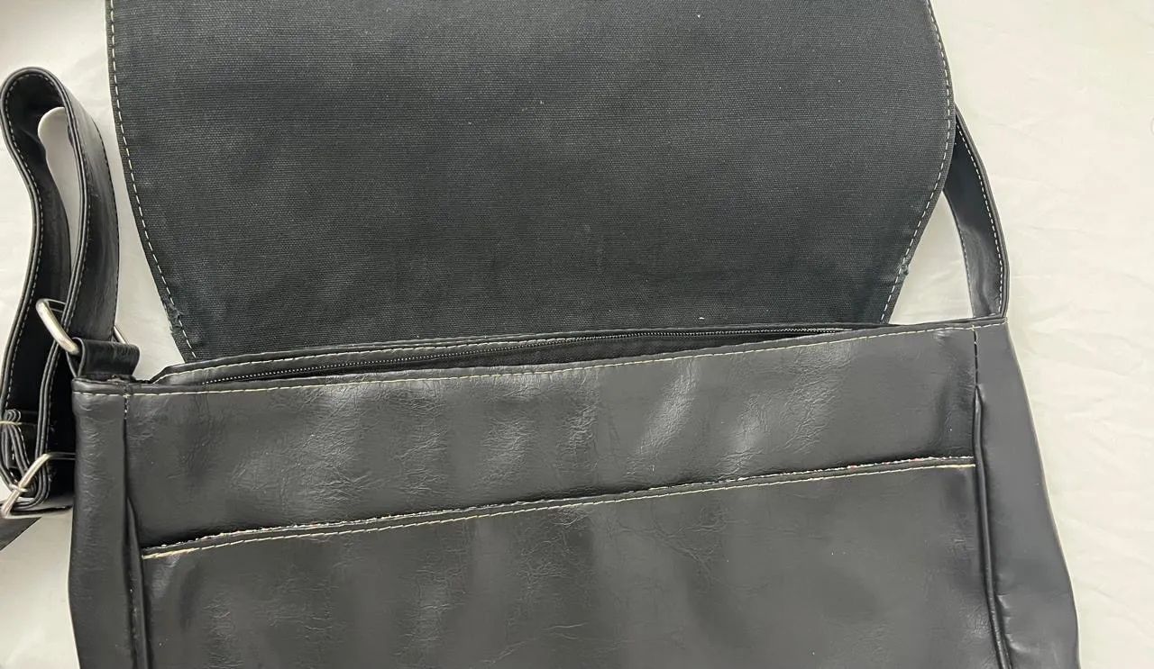 Pasta Alça Transversal Couro Sintético Preto Ótimo Estado - Foto 3