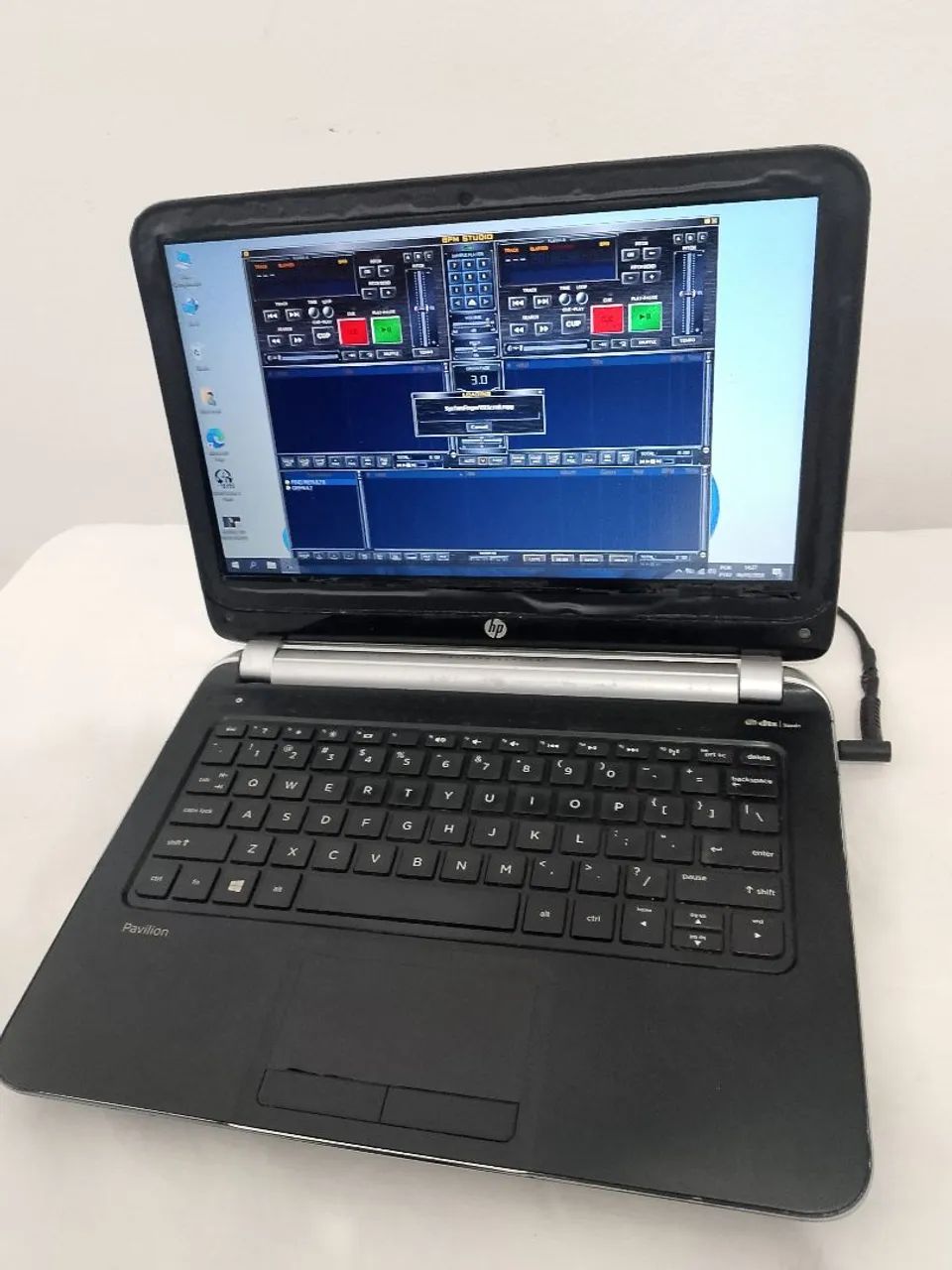 Notebook completo funcionando normalmente no carregador ideal para DJs BPM instalado 