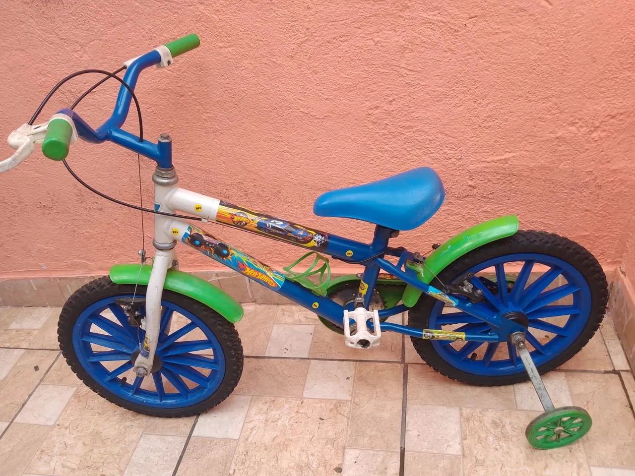 Bicicleta aro 16 tema hot Wheels semi nova  - Foto 2