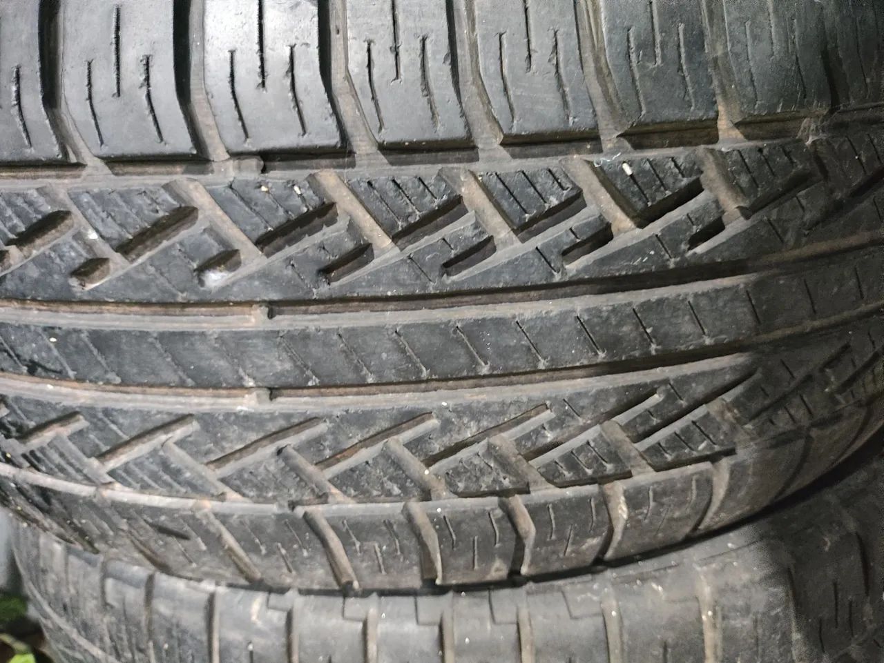 Pneus 245/65- aro 17 sendo 1 Goodyear e 3 Pirelli  - Foto 3