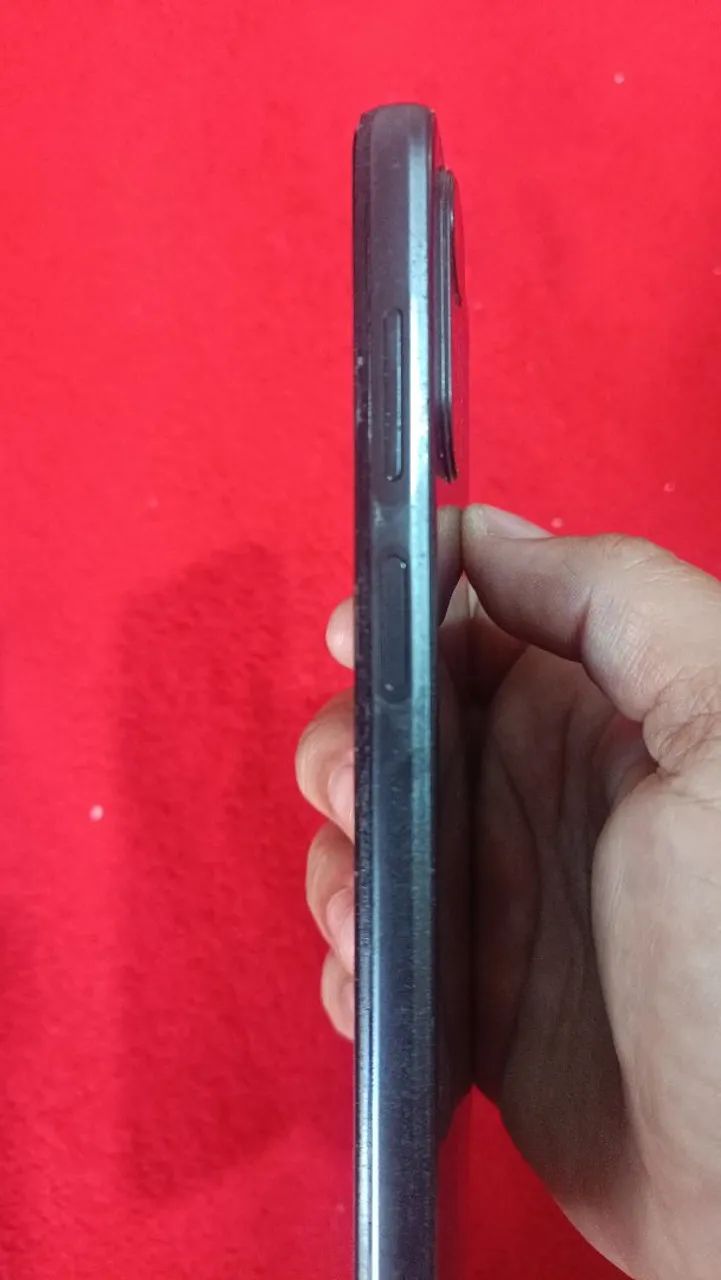 Vendo este celular semi novo. 